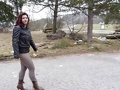 彼女は彼女の足にElsaを置き、多目的な呪文を可能にする。 s 女 の 動画