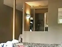 彼女はソファの上で吸う、赤い肌 エロ 無料 動画 女性
